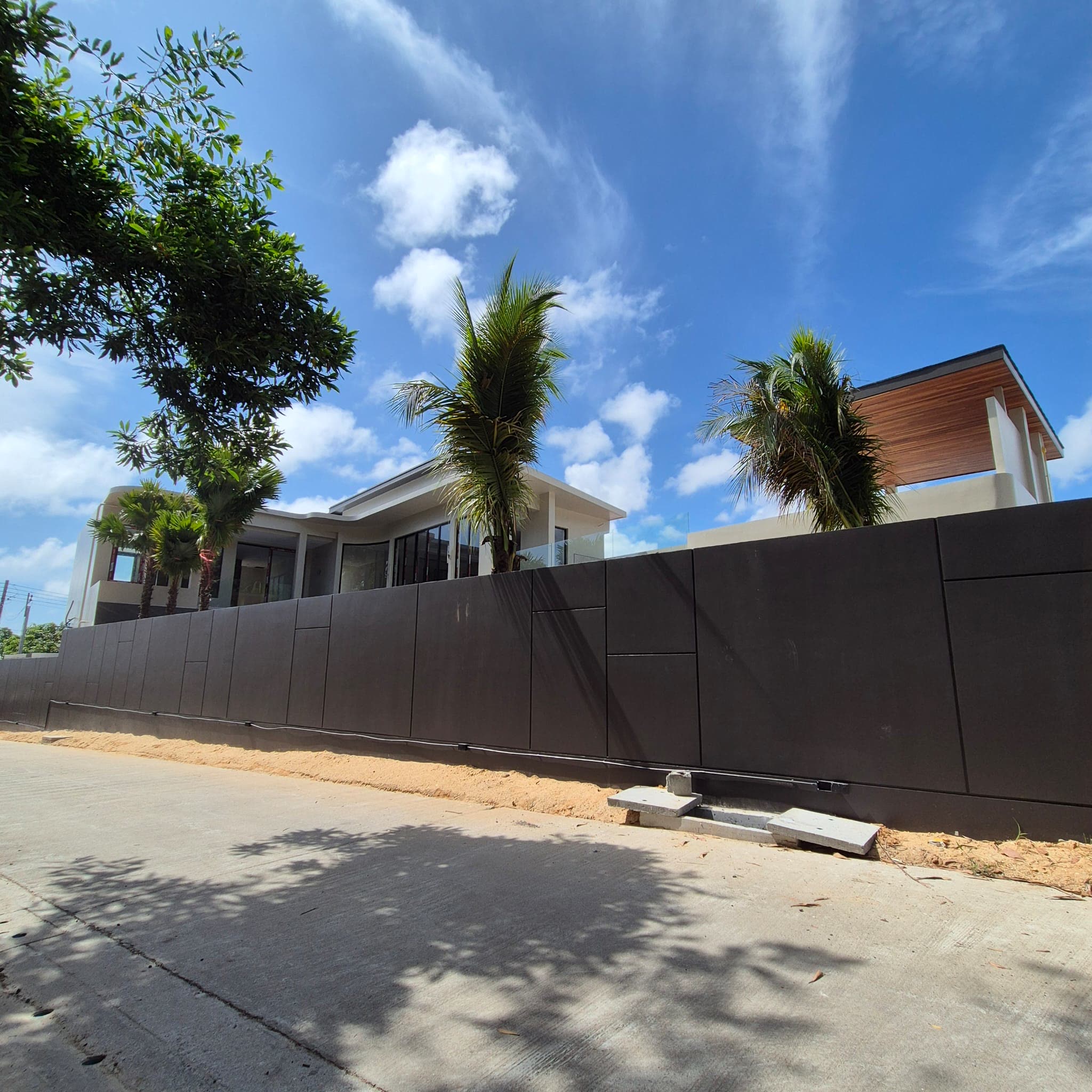 Boundary wall and street approach