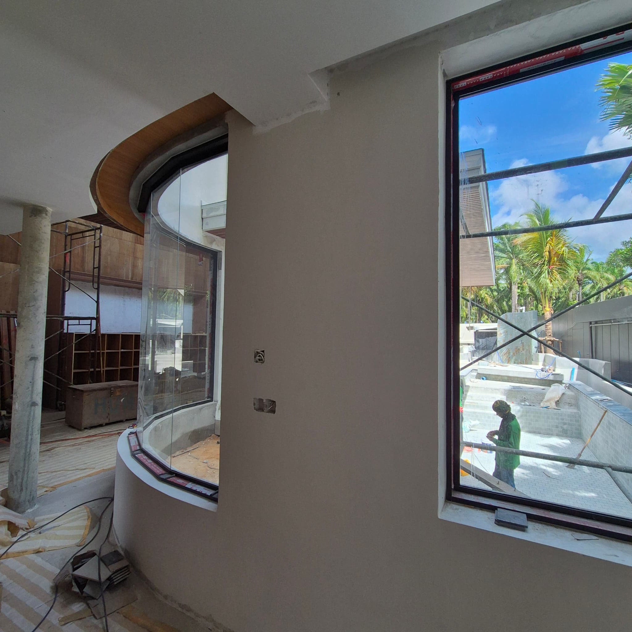 Curved glass window wall