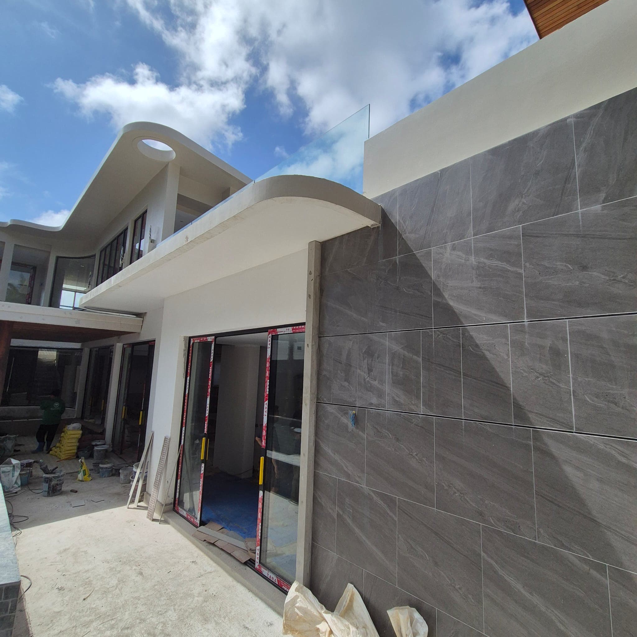 Terrace with large-format stone cladding