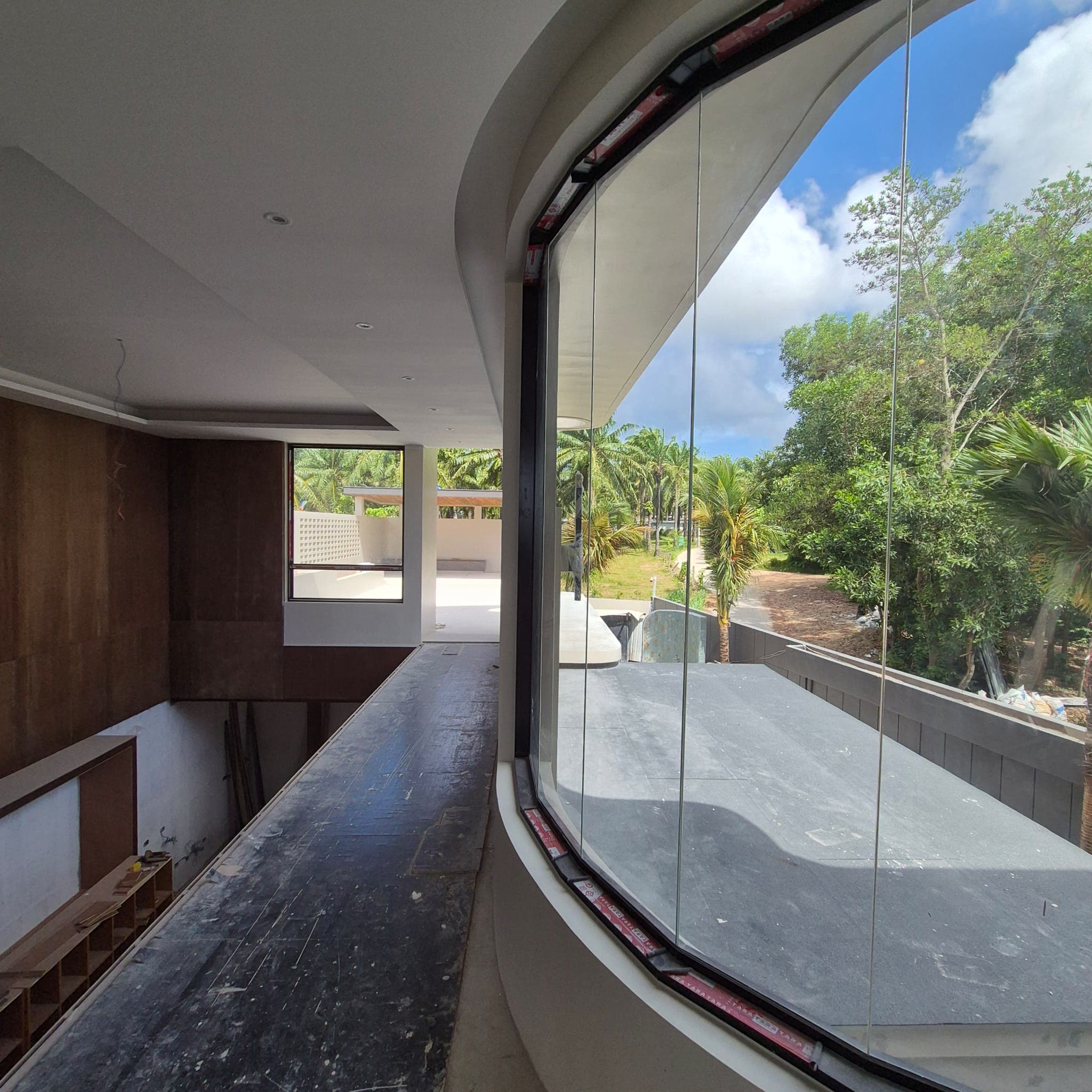 Curved glass corner with timber lining